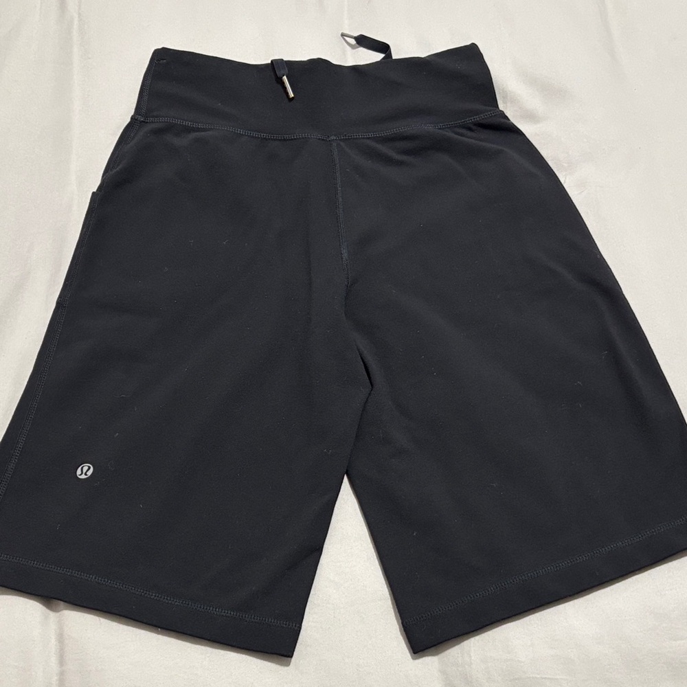 Lululemon Athletica Black 11” Athletic Shorts size 2 front pocket casual sporty